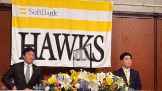 近藤健介、鷹入団会見で“思わぬハプニング”が発生　背後で旗落下も…微動だにせず