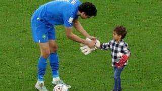 「アイスと勘違い？」インタビュアーのマイクを舌でぺろり…モロッコ守護神の2歳の息子が可愛すぎると話題に！「なんてキュートなんだ」