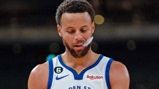 NBAカリーが左肩負傷で途中退場、検査次第では長期離脱の可能性