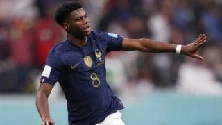 「爆笑」「この写真は一体何!?」W杯連覇に王手のフランス代表、若手MFが笑顔で宙吊りにされる謎の写真が大反響「幸せ過ぎる」