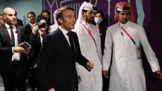 フランス大統領、好ゲームを称えるためモロッコ代表のドレッシングルームを訪れ選手らと握手＆ハグ「我々の友情を伝えたい」