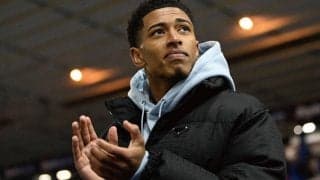 ベリンガムが古巣の本拠地に！ でも、永久欠番の英雄帰還なのに空席多め？「貧相な声援だ」