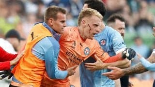 観客から金属バケツが投げ込まれ、選手が頭部負傷…Aリーグ　メルボルン・ダービーで