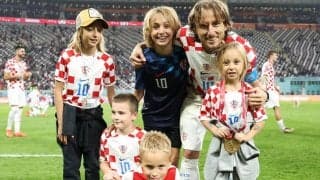 「これ大好き」和やかな表情のクロアチア選手に脚光！モドリッチらが表彰式後に子供たちとはしゃぐ