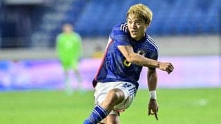 「いつも緊張しながら唯一写真をお願いする方」日本代表・堂安律が超大物との「まさかの告白2ショット」公開！ W杯の大舞台で2得点の活躍だけに、「緊張する時あるんですね」とファンも驚き