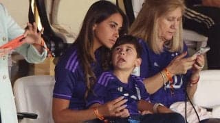 「あなたは世界チャンピオンよ！！」悲願達成のメッシ、支え続けた妻が労いと祝福！ 家族ショットにメッシとトロフィーとの3ショットにファン歓喜