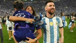 「愛くるしい」「幸せな瞬間」2ゴールでW杯を掲げたメッシは試合後にカメラマンに変身！ 幸せそうな笑顔でトロフィーにキスする妻を激写