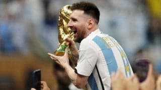 「泣いた」「おしゃれすぎる」アディダス、5度目の挑戦でW杯を制したメッシに粋な計らい！ 5人のメッシ、トロフィーを掲げるのは19歳のメッシ「これは感動」