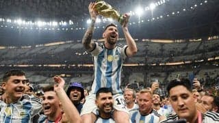 36年ぶりW杯優勝のアルゼンチン、特別仕様のバスでパレード　無数の花火の祝福も