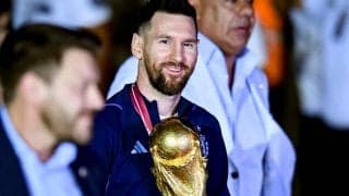 メッシの夢叶う！ W杯トロフィーと共にベッドイン、起きてもトロフィーは腕の中に「おはよう」