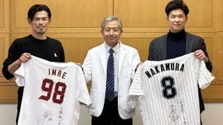 ロッテ中村奨＆楽天今江コーチが病院訪問　子どもに「笑顔を届けることができれば」