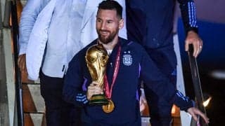 英雄メッシは休まらず、パレード後にヘリコプター移動もファンが待ち受ける「この惑星で彼以上の存在はいない」