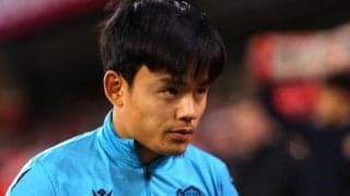 ファンサービス中の久保建英にハプニング！ ペンのインクが出ずに激しく振り続けるも、最後は意外な解決策