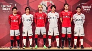 「これは即買決定‼︎」J1鹿島アントラーズが来季着用する「新ユニフォーム」発表！ クラブ史上初となる縦ストライプ採用の新デザインで、サポーターからは絶賛の声上がる