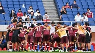 「男前揃いですな」「全員かっこよすぎる…！」選手がサンタコスで登場！神戸のクリスマスカードにはパートナーも反応