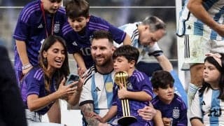 W杯優勝から1週間、メッシが赤いドレスの妻と3人の息子と最高のクリスマスでファミリーショット