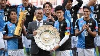 海外挑戦の日本代表DF谷口彰悟、送別会にブルーサンタ姿で登場し2635人のファンとグータッチ