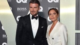 「甘々だ」「美しい」ベッカムと妻ヴィクトリアさんがアツアツのハグでクリスマスをお祝い「ベッカムは最高のサンタクロース」