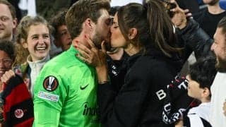 「セクシーだね」「素敵だ」フランクフルトのドイツ代表GK、モデル妻は真っ赤なセクシービキニでクリスマスを祝福も奇抜なポーズが話題