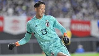 ｢すごい優しいパパですね｣日本代表GKシュミット・ダニエルがサンタ帽を被ってケーキ作り! 愛娘とのショットに｢エプロン姿の長女ちゃんも可愛いです｣とファンから反響