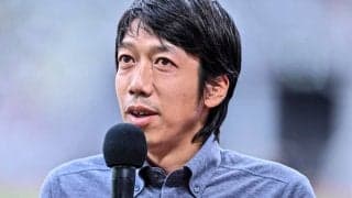 ｢可愛い｣｢川崎のミッキー｣元日本代表・小林悠が中村憲剛氏と再会! ぶれぶれピースサインの写真を公開で｢またすぐにでも会いたいです｣…本人からは｢やめい｣とツッコミ