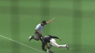 転倒寸前→衝撃の“40m空中スロー”　常識通じぬ無慈悲鬼肩が「間違いなく今年一」