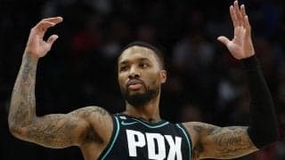 ブレイザーズの球団最多得点記録を塗り替えたリラードをホームゲームでファンが祝福