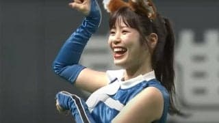 笑顔でダッシュ→フリフリの「破壊力ハンパねぇ」　きつね姿のチアは「かわいすぎる」