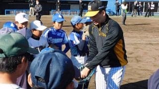 ショートバウンドを捕るコツは「体の前で」　プロが実演するゴロ捕球のポイント