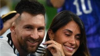 メッシ、新年1発目はアントネラ・ロクソさんとのツーショット！シースルーの服にW杯王者もデレデレ