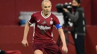 故郷に戻ったイニエスタが新年の挨拶でお茶目な姿を披露…妻と2ショットもパーティー用のメガネに帽子