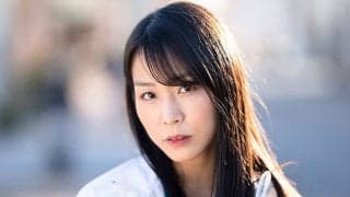 ワンピの裾ひらり…アクション女優が「神スイング」　強烈打球は「振り鋭すぎ！」