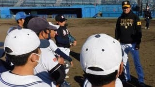 ギリギリの打球を捕るために…グラブは“我慢”　阪神投手が伝えるゴロ捕球の秘訣