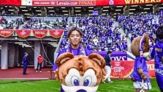 「感動で主人と泣きました」J1広島・満田誠の佐藤寿人氏からの「背番号11継承2ショット」に感動の声続々！ サイン入りユニフォームを持った2人の姿が大反響！