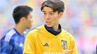 「可愛いの極み」日本代表・田中碧がデュッセルドルフ監督にまさかの「ファイティングポーズ」！ 久々の再会で腕を強めに叩かれ、思わず腕を構える仕草を見せる