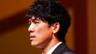 「ロングコートでイケおじ度増し増し」　イケメンすぎる“訓示”が「なんと絵になる」