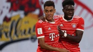 バイエルンのスピードスター、ムシアラとデイビスがドライブデート！ピッチ外でも風を切る「最高のデュオ」