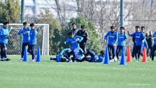 「最強のチャレンジャーになろう」鬼木達監督の激で川崎Fが始動！ 初日から5対5のミニゲームを行うなど、優勝奪還へみっちり2部練練習！