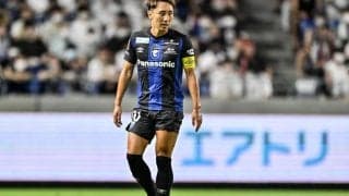 「新任コーチと言われても違和感ゼロ」大阪府知事がC大阪のユニフォーム着用で、G大阪・倉田との横並びショット公開！ 府民に運動呼びかけるも、「お、大阪ダービーだww」の声