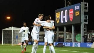 FAカップ・アーセナル戦に珍妙なファン　車の屋根に上りフェンス外から無料試合観戦