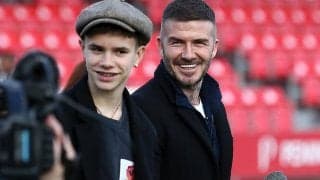 セレブも大変？息子のデビュー戦を見守ったベッカムがフェンスを飛び越え茂みの中へ逃げる姿が反響