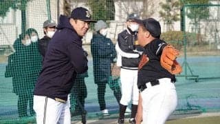 捕手に必要な「足首の柔らかさ」　オリコーチが説く古き良き“便所座り”の利点