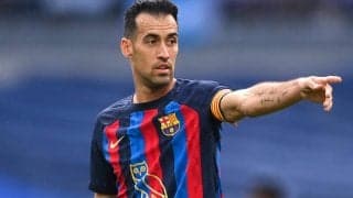 これは美しい技術！ 700試合出場のブスケッツへクラブから記念のグラスアート、メッシ、チャビに次ぐ偉業