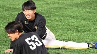 「辛そうな顔もイケメン」　パンパンの腹さする鷹右腕は「体デカくなったね」