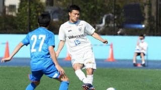 ｢可愛い写真だな｣元日本代表DFコンビの「トレーニングマッチで再開2ショット」が話題！「今でも現役」選手と「今は監督」の2人が新シーズン前に再開！