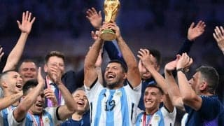 ピケ主催の7人制サッカー大会にピエロ登場、正体はなんと心臓の問題で引退したアグエロ！ 復活＆即ゴールで沸かせる