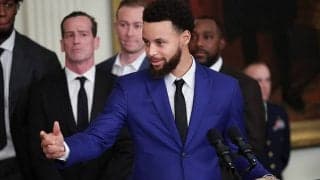 昨季王者ウォリアーズがホワイトハウスを表敬訪問…バイデン氏に特製ジャージを贈呈