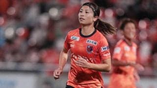 大宮V鮫島彩、昨年箱根駅伝優勝の青学選手と対面…ユニフォームを手にしての記念写真も「刺激も沢山いただきました！」