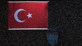 なぜこんなモノが… トルコのカップ戦、選手がピッチ上で凶器を発見  「野蛮…」