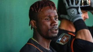 外野定位置からはるか彼方へ大暴投　母国でGG賞も…中日新助っ人が見せた“爆肩”